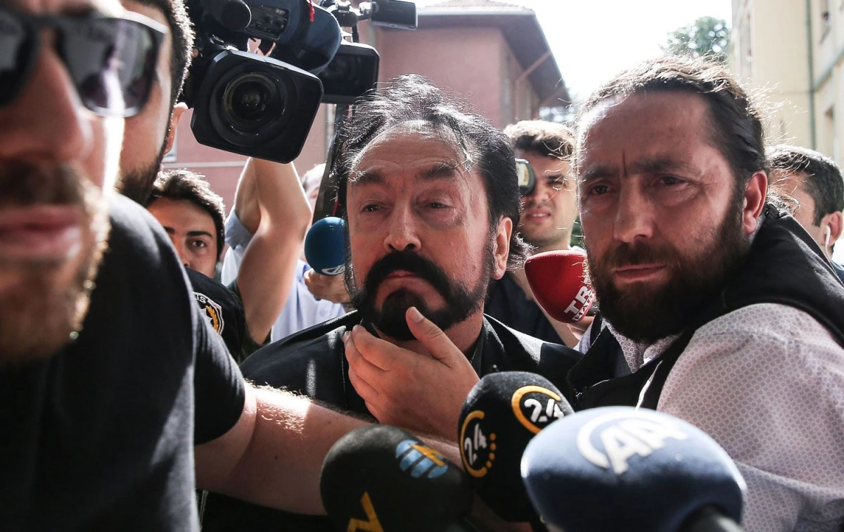 Adnan Oktar beraat etti: "Dekolte giyenler de M&uuml;sl&uuml;man olabilir"