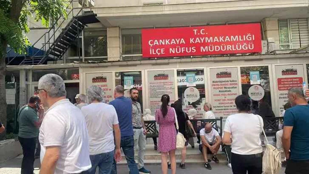 Ankara&rsquo;da Ehliyet Yenileme Yoğunluğu: Son G&uuml;n Kuyrukları Oluştu