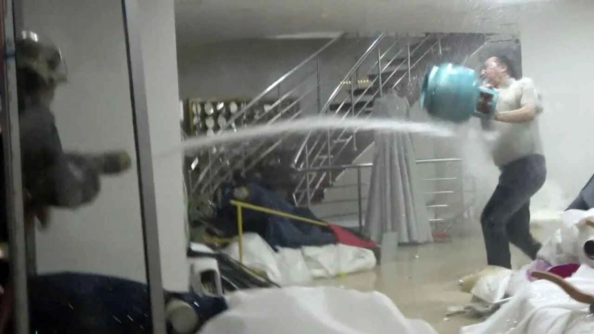 Antalya&rsquo;da Gelinlik D&uuml;kkanını Yakmaya &Ccedil;alışan Şahsa Tazyikli Su