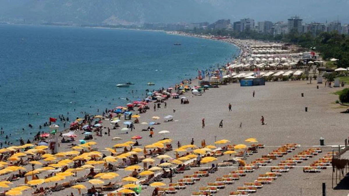 Antalya&rsquo;da sıcaklık 43&deg;C&rsquo;ye ulaştı, Konyaaltı Sahili doldu
