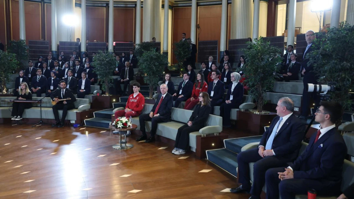 Cumhurbaşkanı Erdoğan gen&ccedil;ler ve sporcularla buluştu