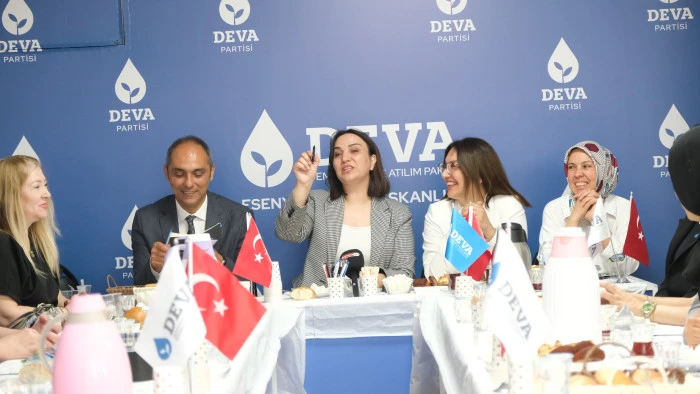 DEVA Partisi Esenyurt&rsquo;ta Sahada Kadınlar ve Esnafla Buluştu