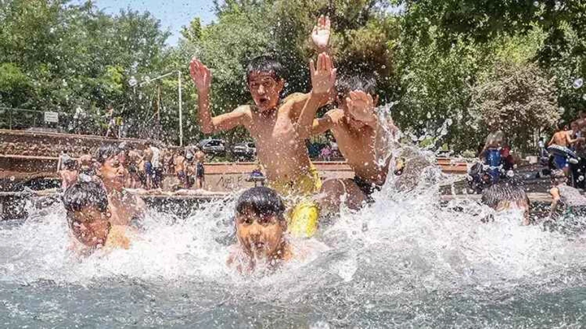 Diyarbakır&rsquo;da 46 Derece Sıcaklık: &Ccedil;ocuklar Anzele Havuzunda Serinliyor