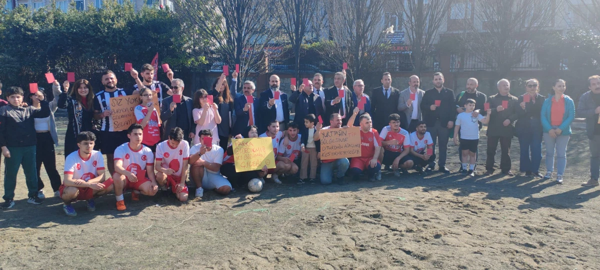 Esenyurt Parkında Binler Tek Y&uuml;rek:&Ccedil;amurda Ma&ccedil;, İnşaata Kırmızı Kart