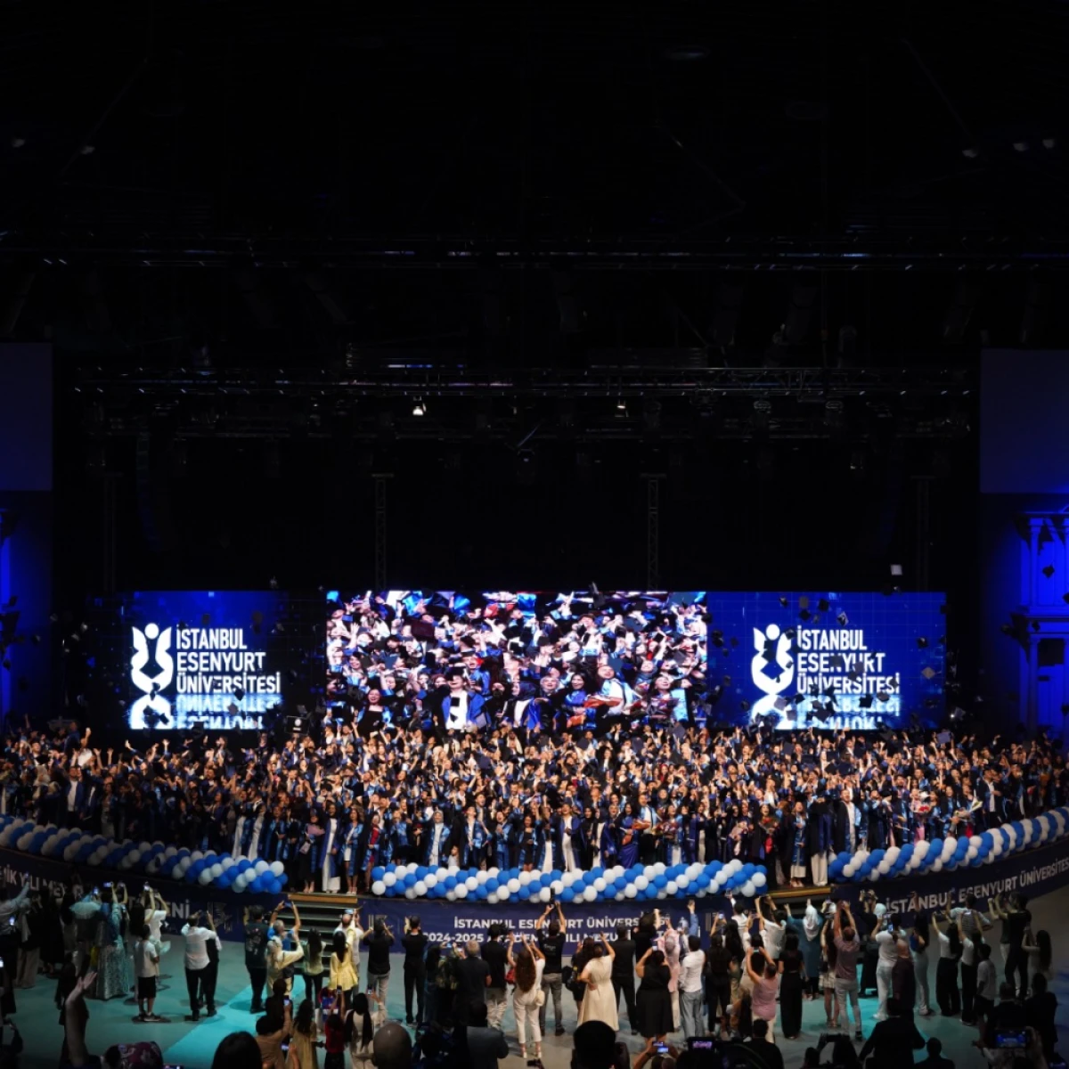 esenyurt &uuml;niversitesi 2024-2025 Mezuniyet T&ouml;reni Coşkuyla Ger&ccedil;ekleşti