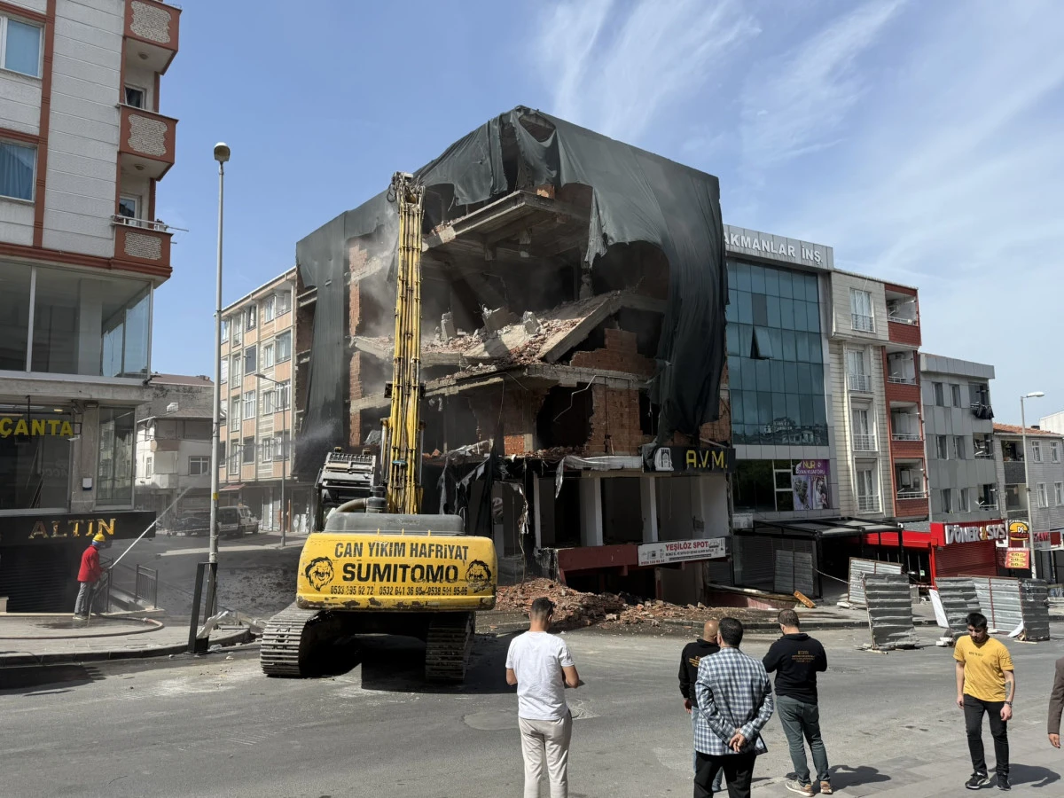 Esenyurt&rsquo;ta girişimci, deprem kabinini test i&ccedil;in binayı &uuml;zerine yıktı