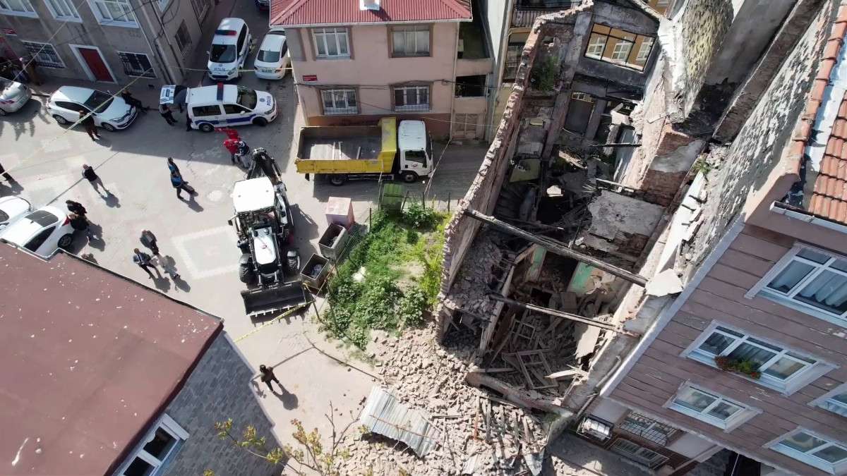 Fatih&rsquo;te Depremde Hasar G&ouml;ren Metruk Bina Ekiplerce Yıkıldı
