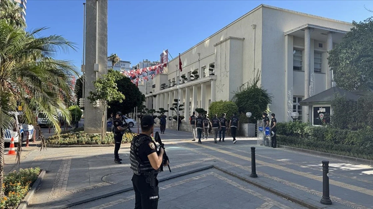 İstanbul merkezli &uuml;&ccedil; yolsuzluk soruşturmasında 13 g&ouml;zaltı