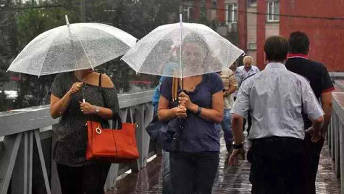 İstanbul&rsquo;da Sağanak Yağış: Sıcaklıklar D&uuml;ş&uuml;yor, Sel Uyarısı