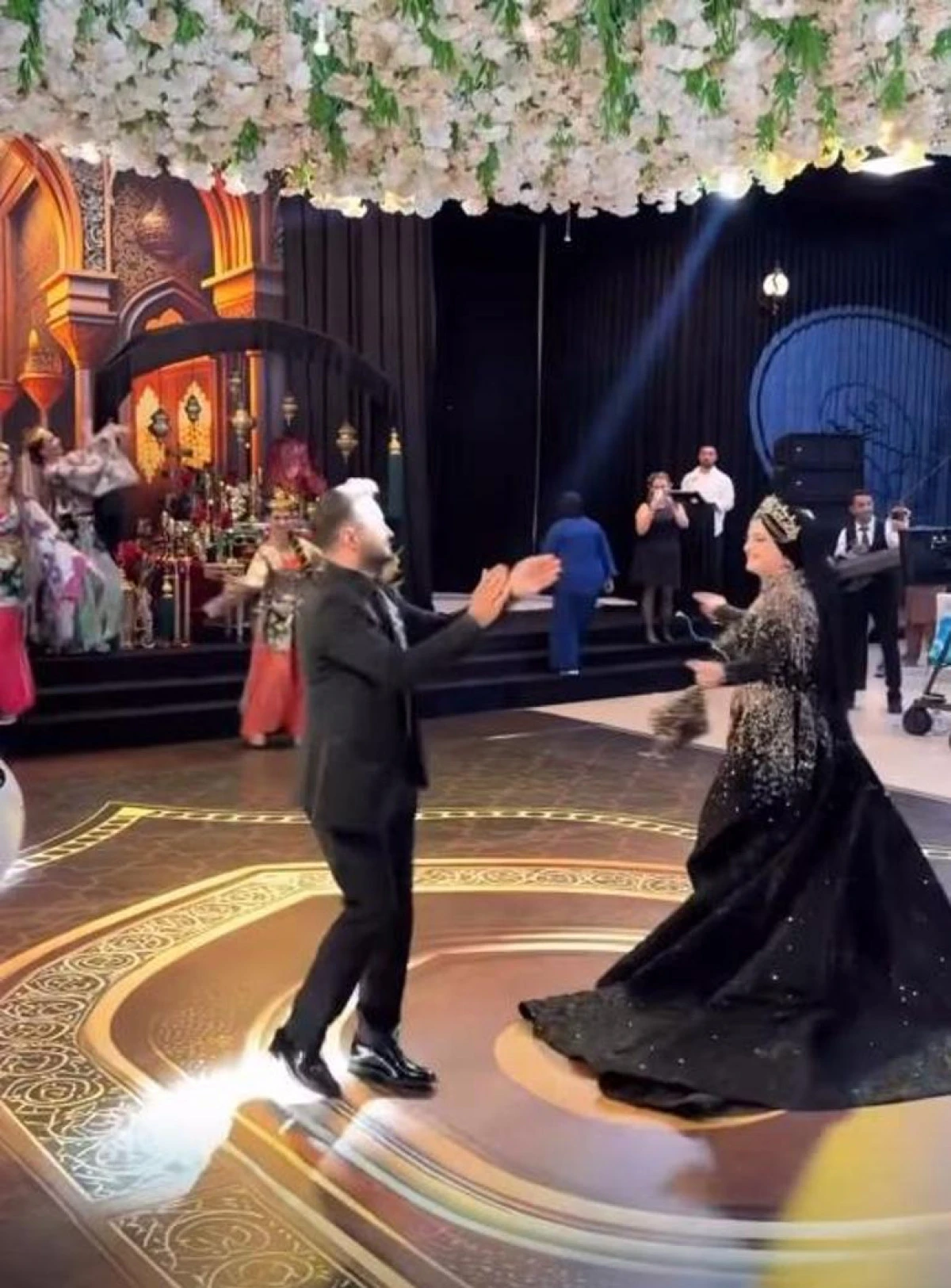 Kadir Ezildi ve Gamze T&uuml;rkmen&rsquo;in D&uuml;ğ&uuml;n&uuml;ne Sayılı G&uuml;nler Kaldı!