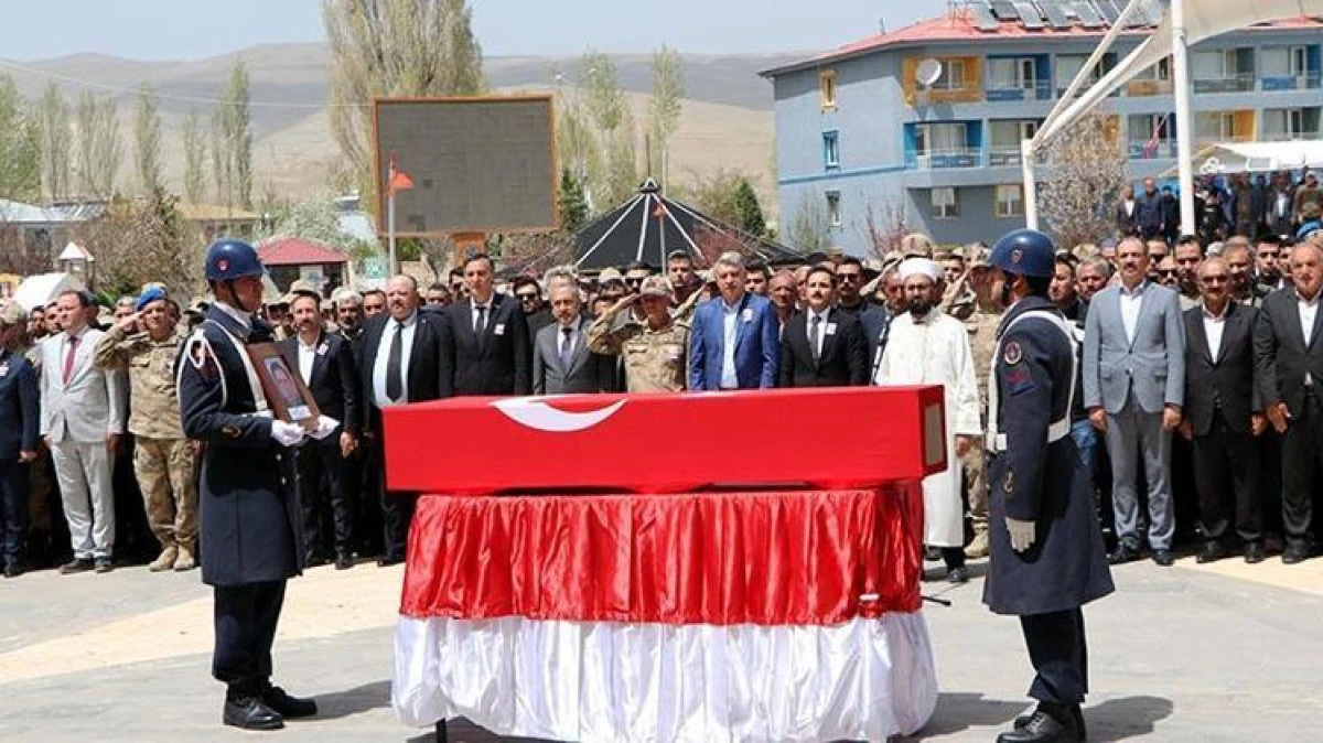 Şehit g&uuml;venlik korucusu Davut Şafak son yolculuğuna uğurlandı