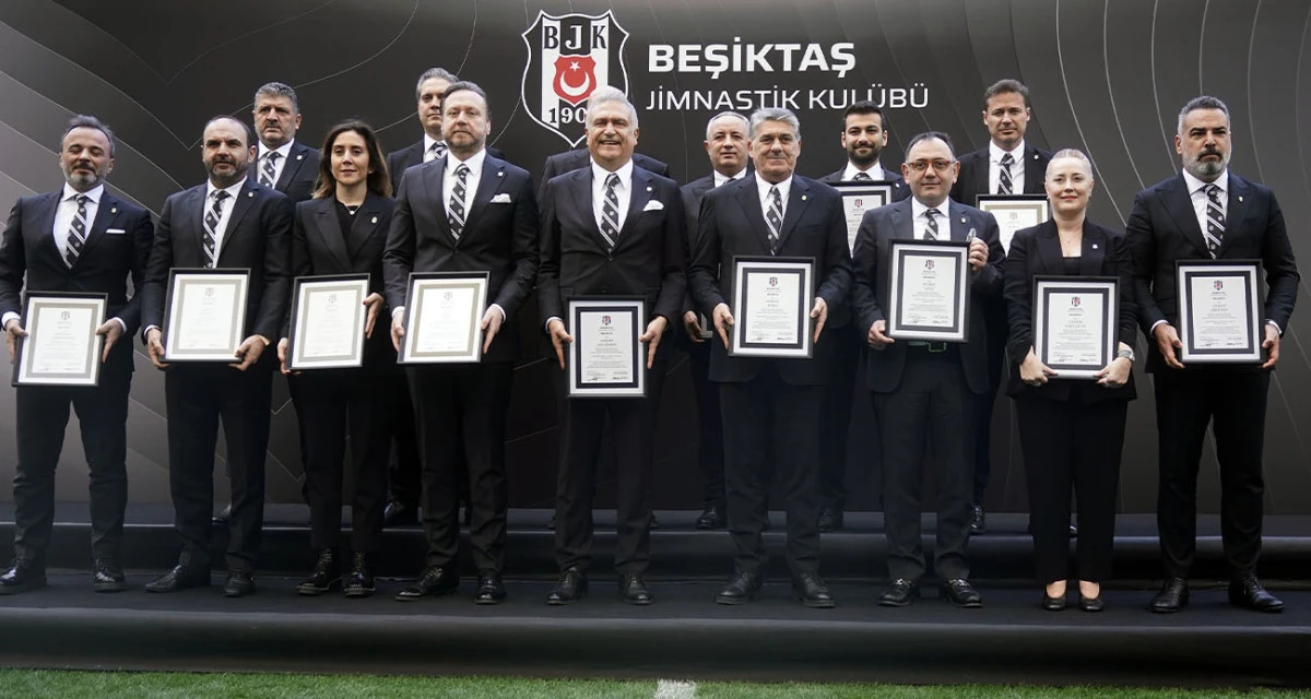 Serdal Adalı ve Yeni Y&ouml;netimi, Beşiktaş&rsquo;ta Mazbatalarını Aldı