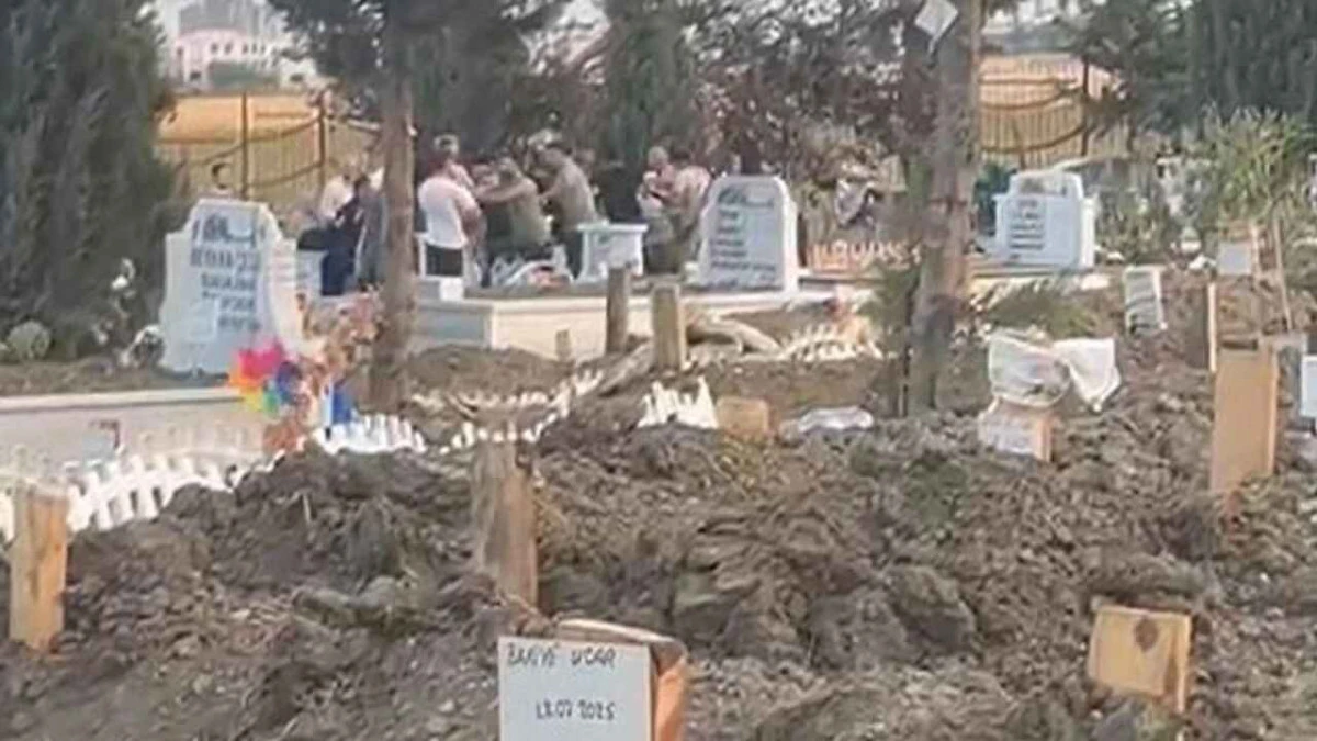 Silivri Mezarlığında Cenaze T&ouml;reninde Kavga: G&ouml;r&uuml;nt&uuml;ler Kamerada