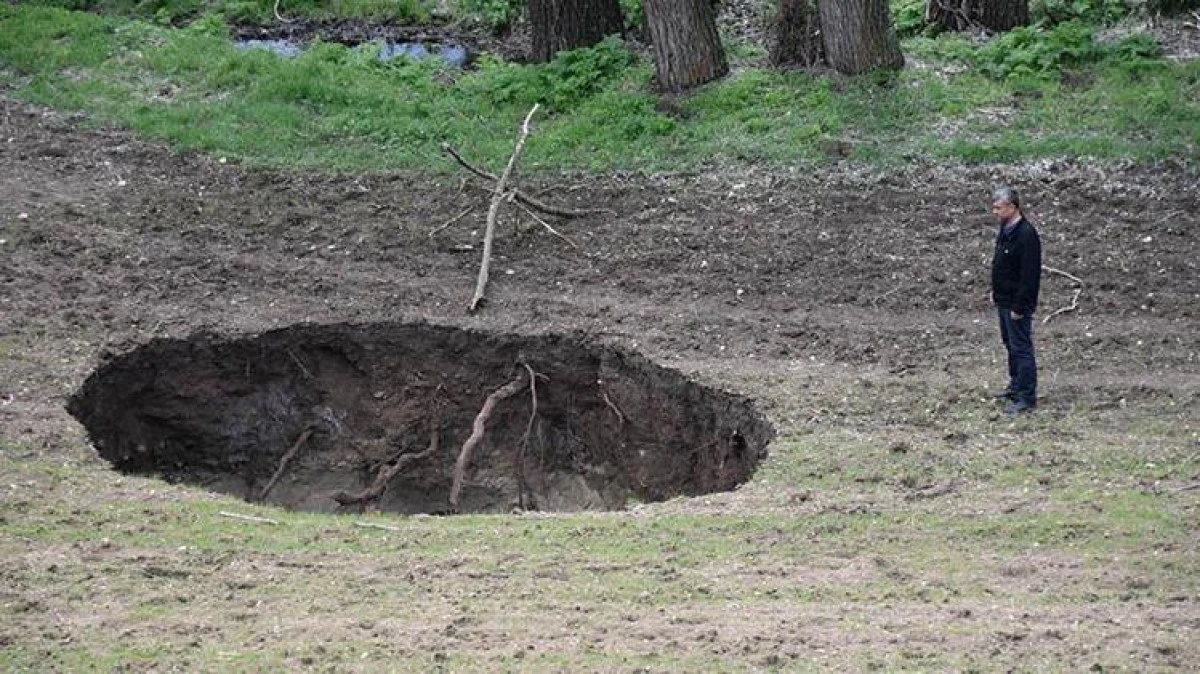 Sivas&rsquo;ta tarlada 7 m &ccedil;apında, 8 m derinliğinde obruk oluştu