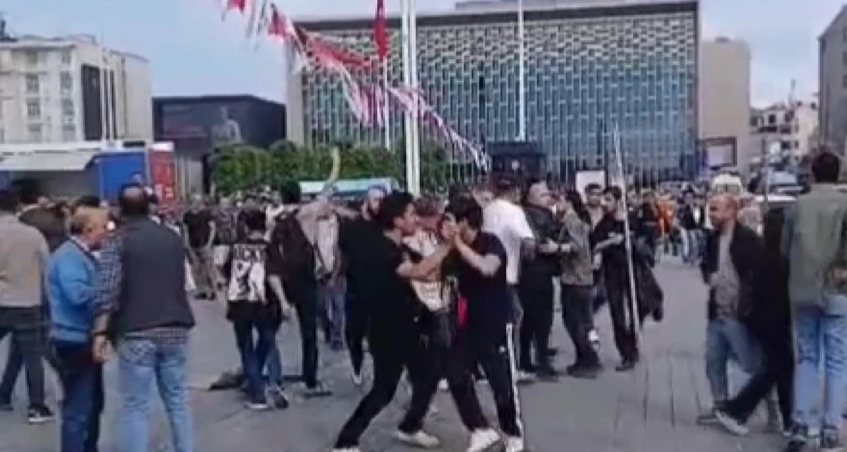 Taksim&rsquo;de iki grup meydan kavgası kamerada