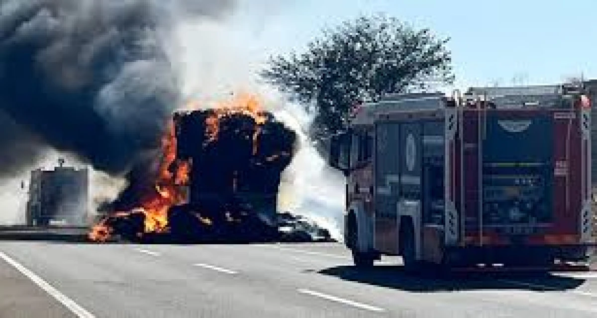 Tekirdağ&rsquo;da Yangın Felaketi: Ara&ccedil;, Tarla ve Tır Alevlere Teslim Oldu