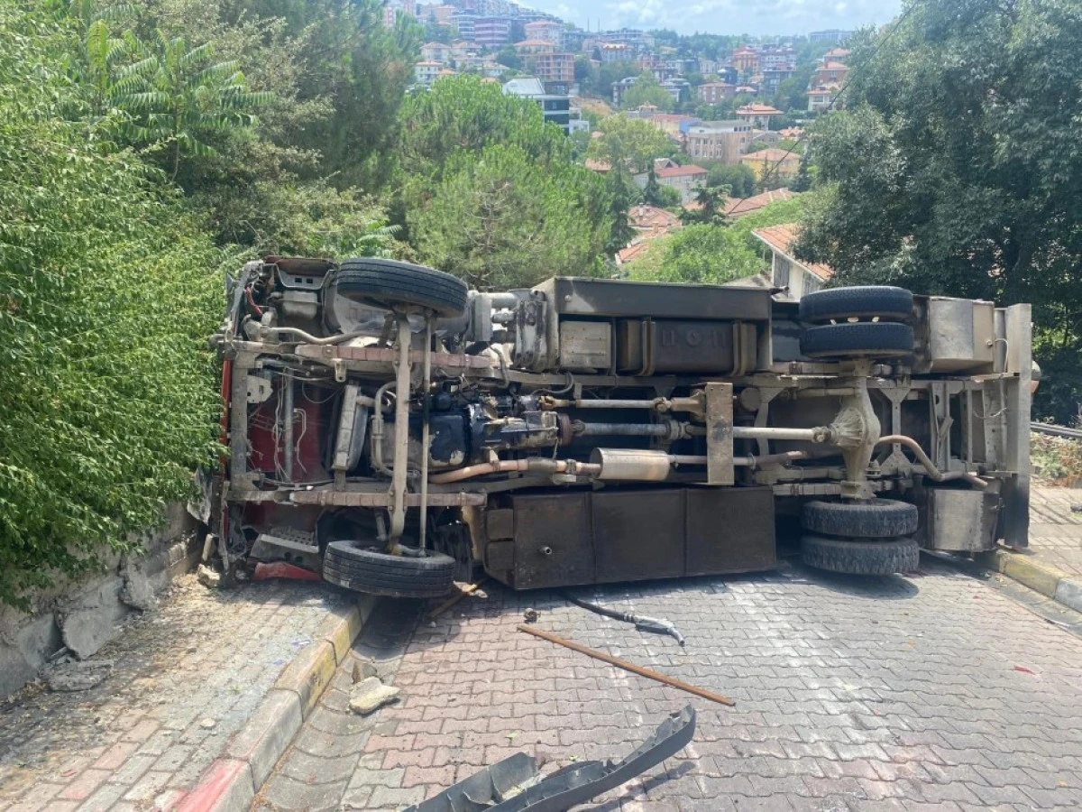 &Uuml;sk&uuml;dar&rsquo;da Kaza: Akaryakıt Tankeri Devrildi, S&uuml;r&uuml;c&uuml; Yaralandı