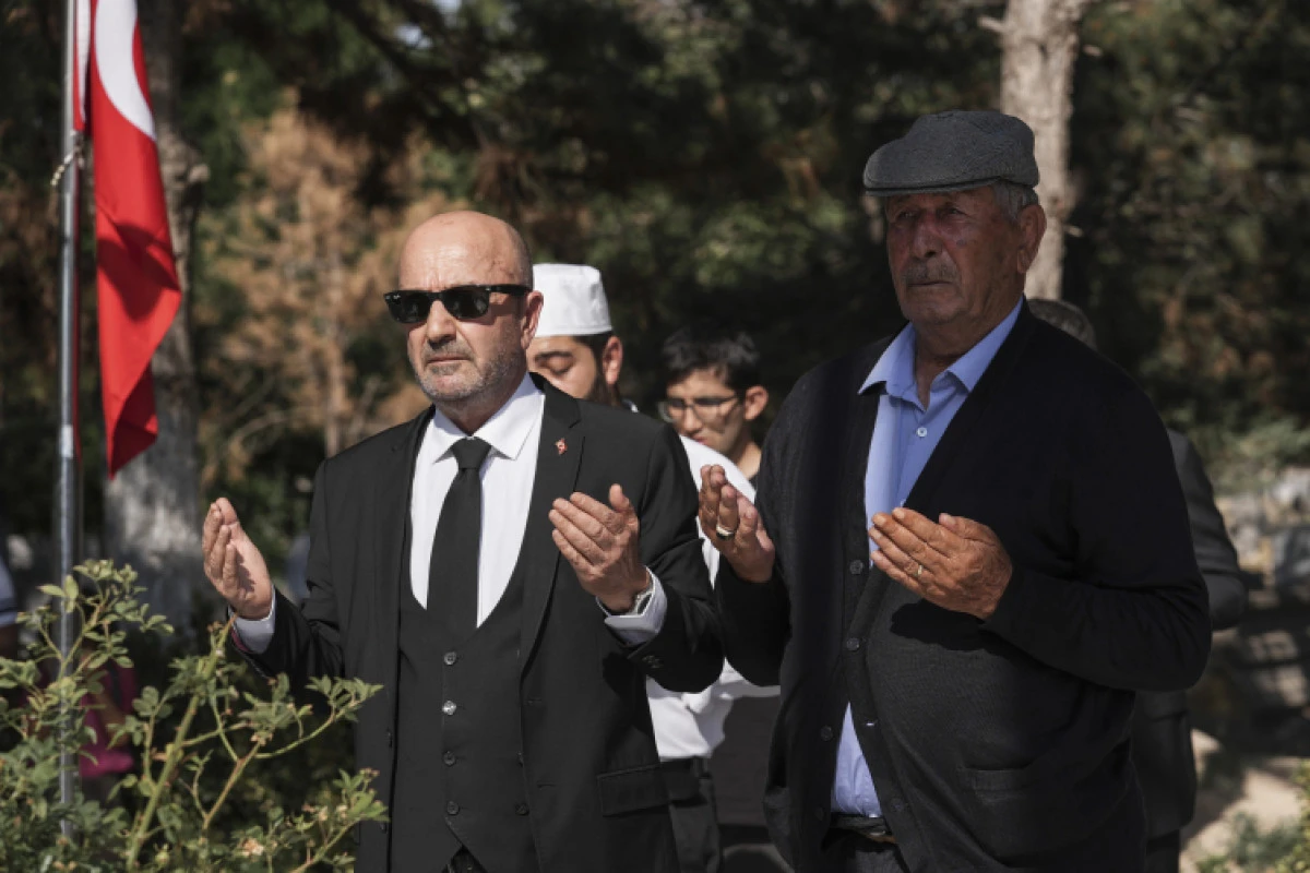 Zekai Aksakallı, &Ouml;mer Halisdemir&rsquo;in mezarını ziyaret etti