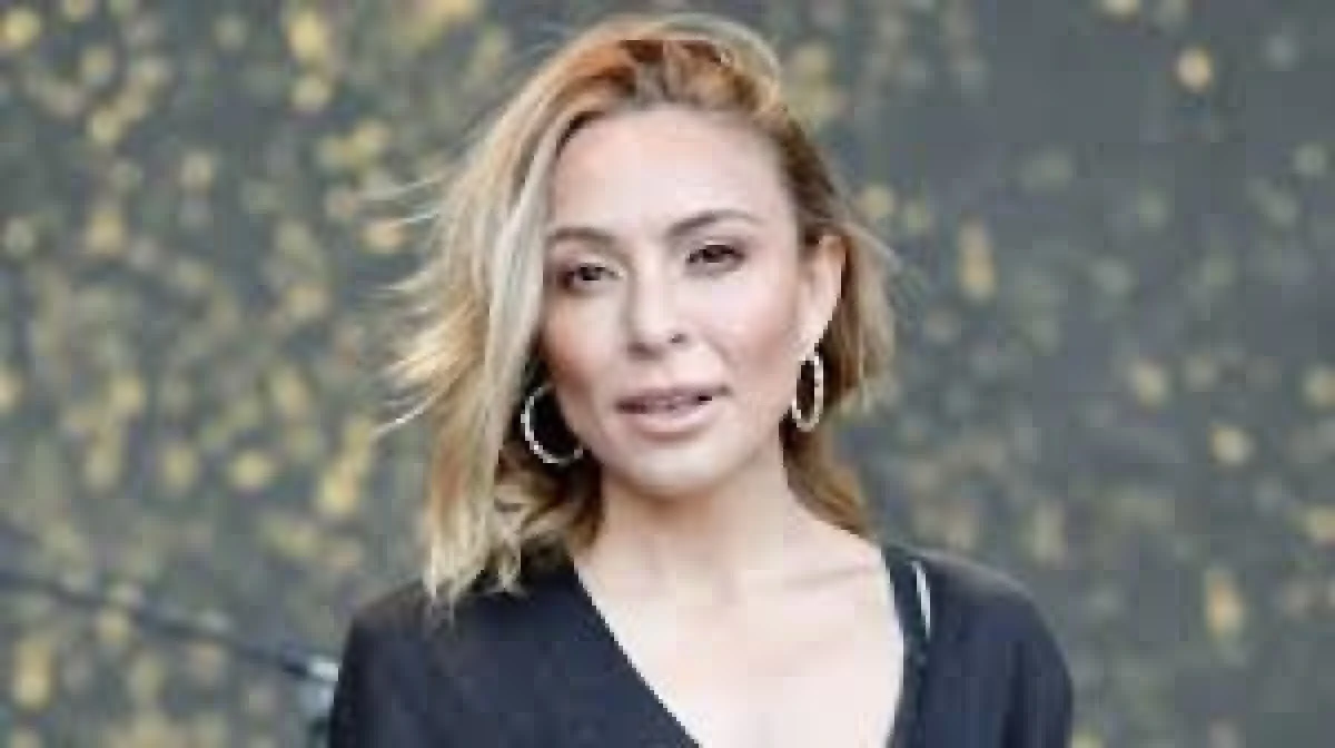 Ziynet Sali konser sırasında sahnede şarkı s&ouml;ylerken bayıldı