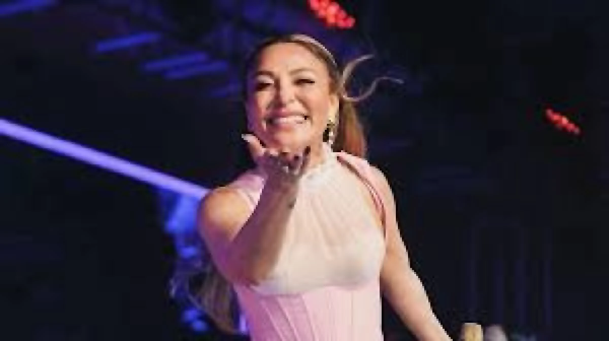 Ziynet Sali konser sırasında sahnede şarkı s&ouml;ylerken bayıldı